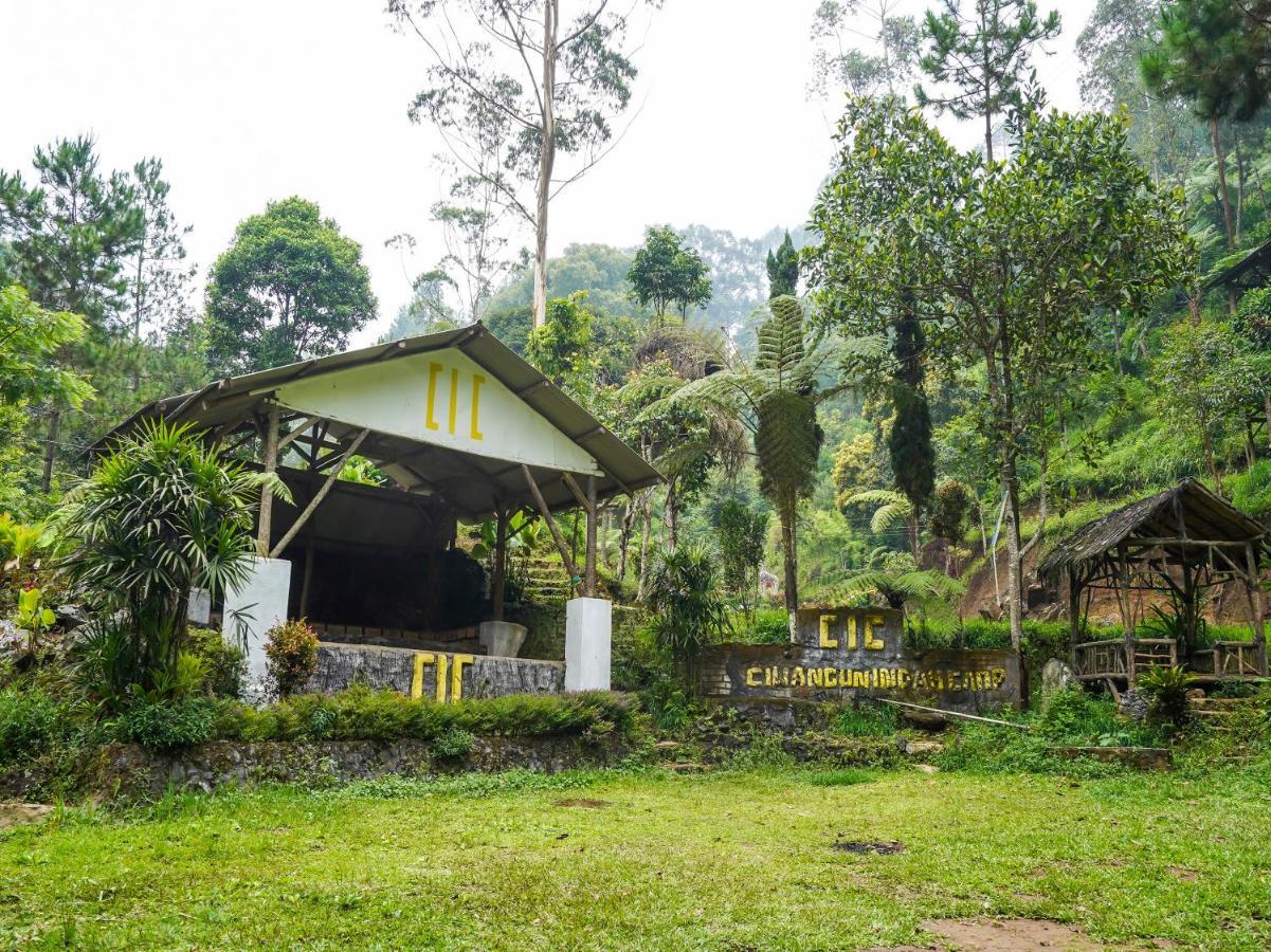 Oyo Homes 90915 Eco Tourism Desa Cihanjuang Rahayu Ciwangun Indah Camp Villas Bongkar Exterior foto